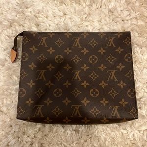 Louis Vuitton Toiletry 26